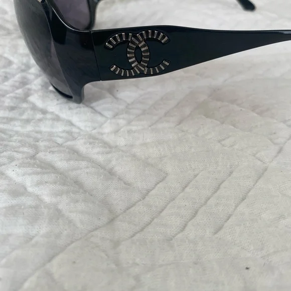 Chanel Black Quilted Sunglasses Case - Picture 3 of 9